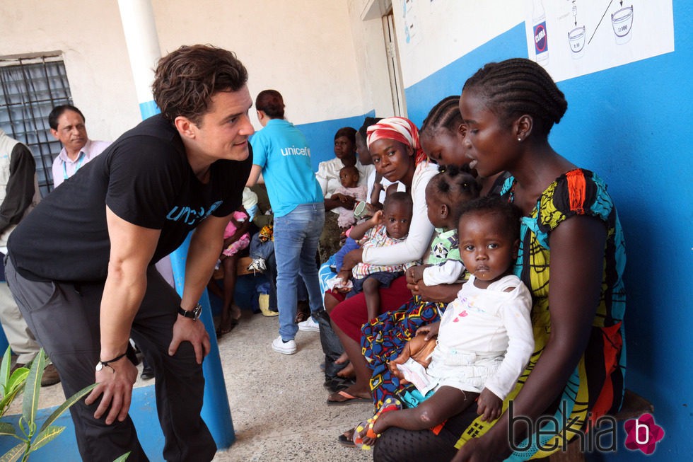 Orlando Bloom visita una clínica en Liberia como embajador de Unicef