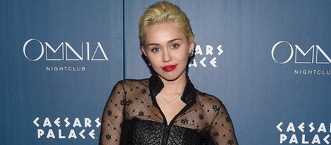 Miley Cyrus sale de fiesta en un club nocturno de Las Vegas