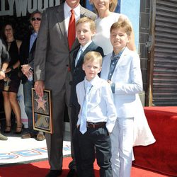 WIll Ferrell con su esposa  Viveca Paulin y sus hijos en el Paseo de la Fama de Hollywood