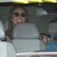 Fernando Alonso con Lara Álvarez tras recibir el alta del hospital de Barcelona
