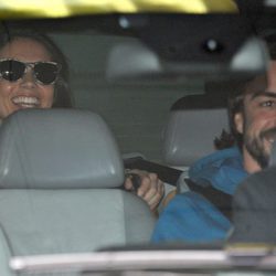 Fernando Alonso con Lara Álvarez tras recibir el alta del hospital de Barcelona