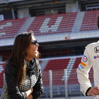 Fernando Alonso y Lara Álvarez muy sonrientes en la pista