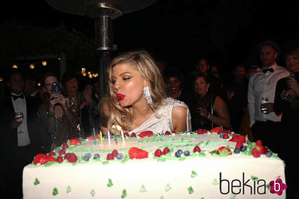 Fergie sopla las velas de su 40 cumpleaños