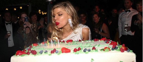 Fergie sopla las velas de su 40 cumpleaños