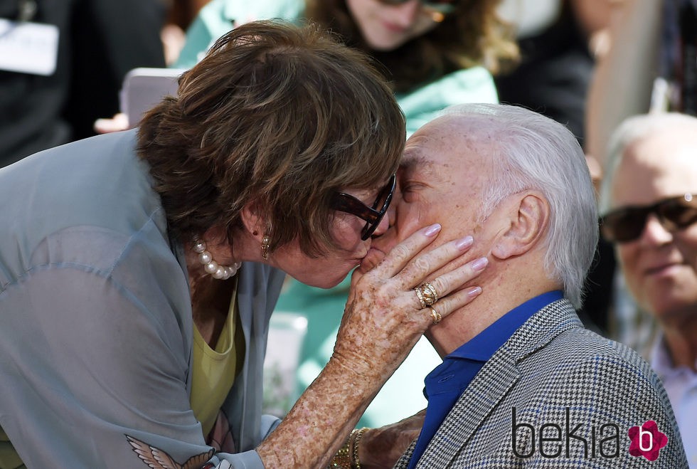 Shirley MacLaine besa en los labios a Christopher Plummer