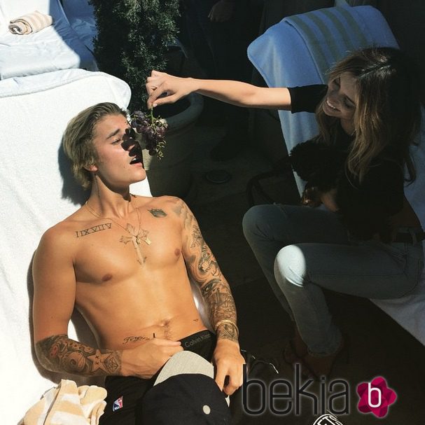 Justin Bieber se deja querer mientras luce su torso desnudo y bronceado