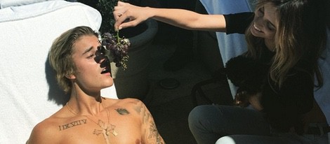 Justin Bieber se deja querer mientras luce su torso desnudo y bronceado