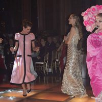 Carlota Casiraghi y Beatrice Borromeo bailando al ritmo de Lily Allen en el Baile de la Rosa 2015