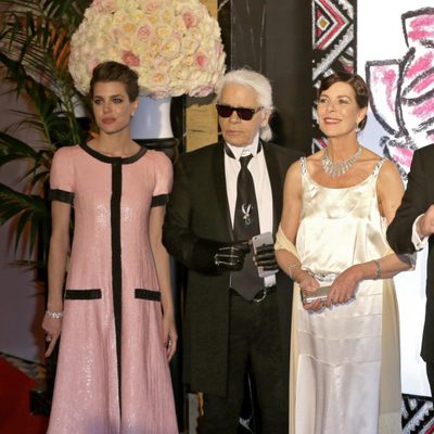 Carlota Casiraghi, Karl Lagerfeld y Carolina de Mónaco en el Baile de la Rosa 2015