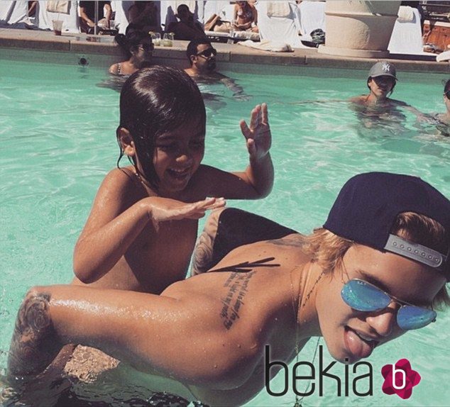 Justin Bieber pasando un día de piscina con Mason Disick, hijo de Kourtney Kardashian