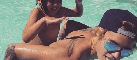 Justin Bieber pasando un día de piscina con Mason Disick, hijo de Kourtney Kardashian