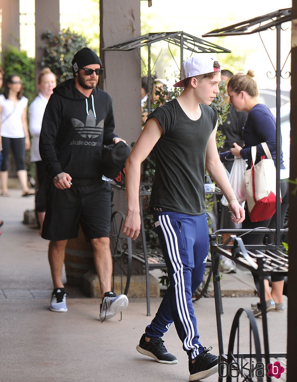 David Beckham y su hijo Brooklyn saliendo del gimnasio