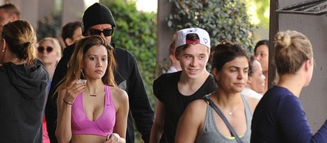 David Beckham con su hijo mayor Brooklyn Beckham y una joven a la salida del gimnasio