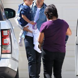 Orlando Bloom llevando en brazos a su hijo Flynn en su casa de Miami