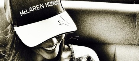Lara Álvarez con una gorra de la escudería de Fernando Alonso