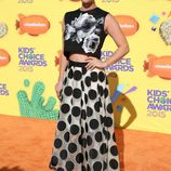 Kaley Cuoco-Sweeting en la alfombra naranja de los Nickelodeon Kids Choice Awards 2015