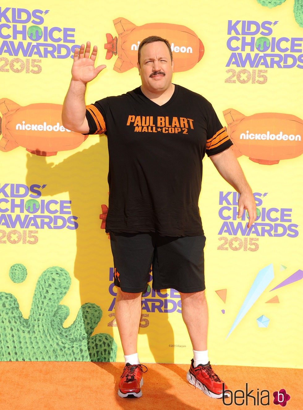 Kevin James en la alfombra naranja de los Nickelodeon Kids Choice Awards 2015