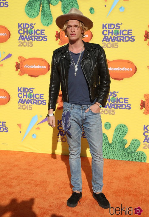 Cody Simpson llegando a los Nickelodeon Kids Choice Awards 2015
