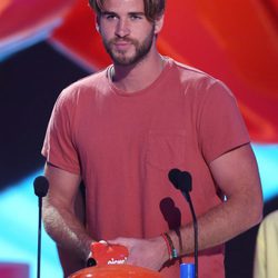 Liam Hemsworth recibiendo un premio en los Nickelodeon Kids Choice Awards 2015