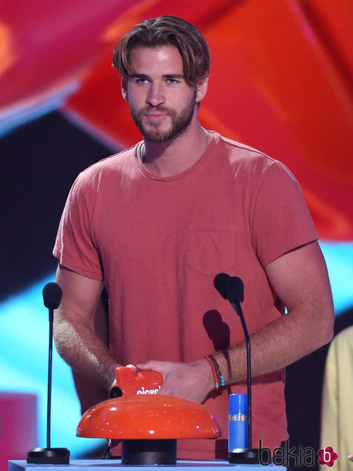 Liam Hemsworth recibiendo un premio en los Nickelodeon Kids Choice Awards 2015