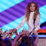 Jennifer Lopez en el escenario de los Nickelodeon Kids Choice Awards 2015