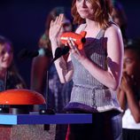 Emma Stone recibiendo un premio en los Nickelodeon Kids Choice Awards 2015