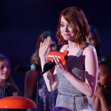 Emma Stone recibiendo un premio en los Nickelodeon Kids Choice Awards 2015