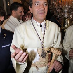 Antonio Banderas vestido de mayordomo de la Virgen de Lágrimas y Favores en la Semana Santa 2015