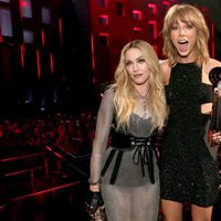 Madonna y Taylor Swift posando juntas en los premios iHeartRadio 2015