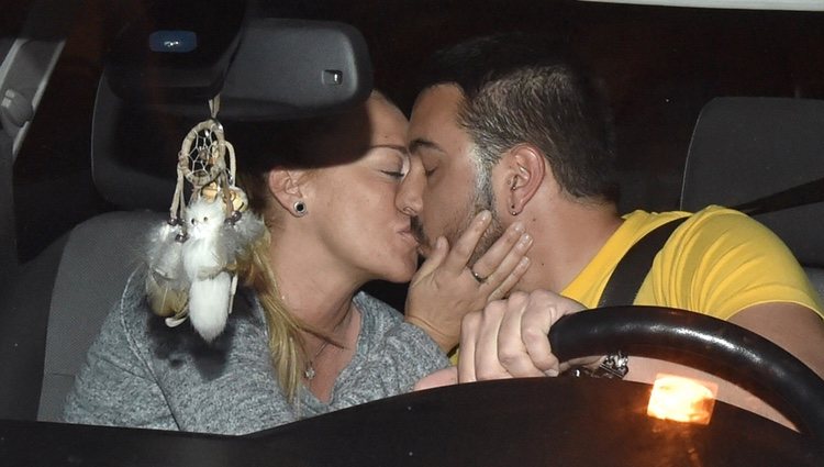 Belén Esteban y Miguel Marcos se dan un beso en el interior de un coche