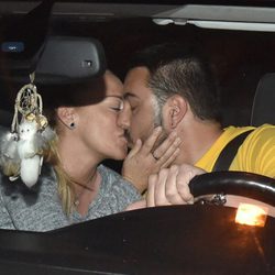 Belén Esteban y Miguel Marcos se dan un beso en el interior de un coche