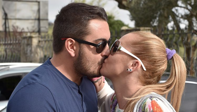 Belén Esteban y Miguel Marcos se besan durante un paseo por Madrid