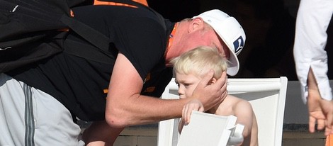 Boris Becker besando a su hijo Amadeus