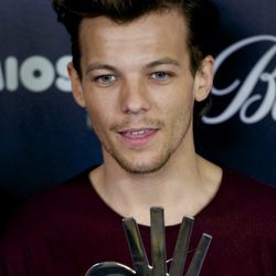 Louis Tomlinson, de One Direction, posa con el Premio 40 Principales 2014