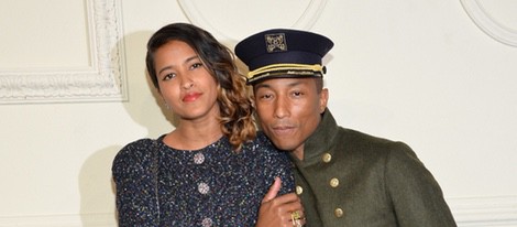 Pharrell Williams y Helen Lasichanh en la presentación en Nueva York de la colección de Chanel París-Salzburgo 2014/15