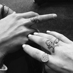 Ellie Goulding y Dougie Poynter se tatuan la misma calavera en el dedo corazón