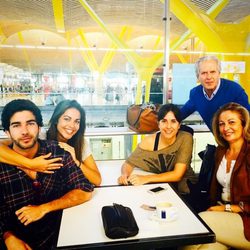 Lara Álvarez con su familia antes de ir a 'Supervivientes 2015'