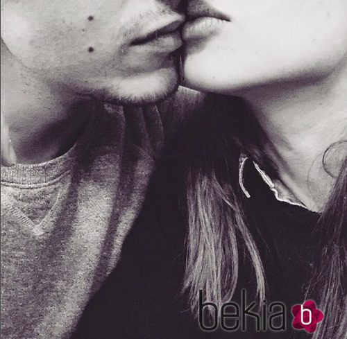 Dafne Fernández y su nuevo novio Mario Chavarría besándose
