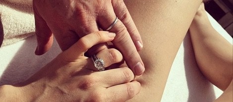 Hilaria Thomas y Alec Baldwin enseñando sus anillos de casados
