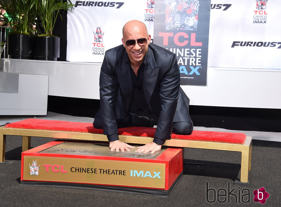 Vin Diesel plasma sus huellas en el Teatro Chino de Los Angeles