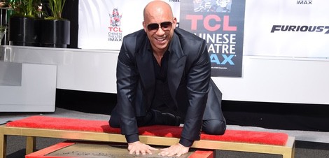 Vin Diesel plasma sus huellas en el Teatro Chino de Los Angeles