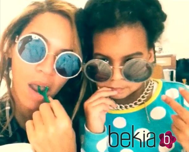 Beyoncé y su hija Blue Ivy Carter con gafas y pose chula