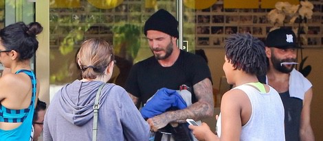 David Beckham atiende a sus fans a la salida de su gimnasio