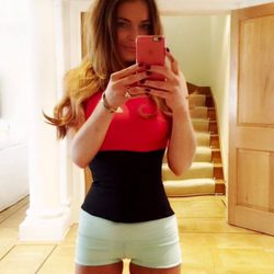 Lindsay Lohan hace Photoshop a una foto para mostrar su "cintura de avispa"