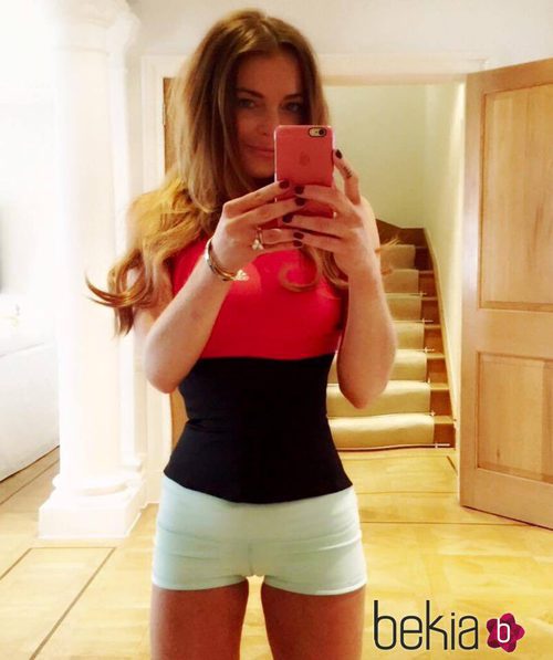 Lindsay Lohan hace Photoshop a una foto para mostrar su 'cintura de avispa'