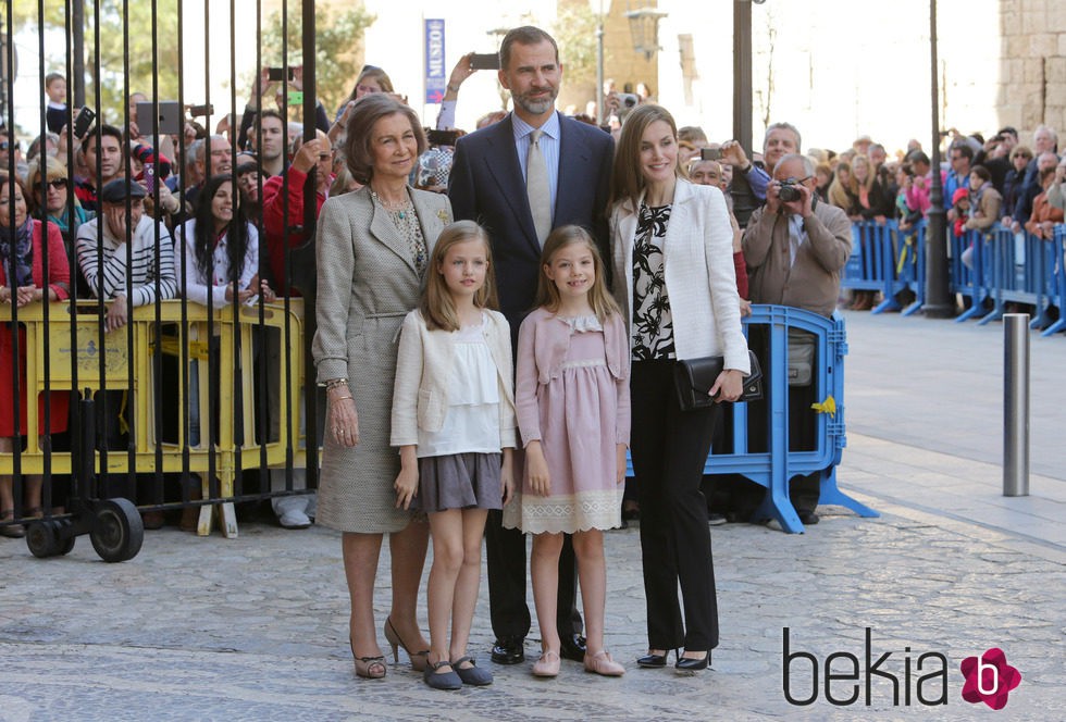 La Familia Real posa antes de entrar en la Misa de Pascua en Palma de Mallorca