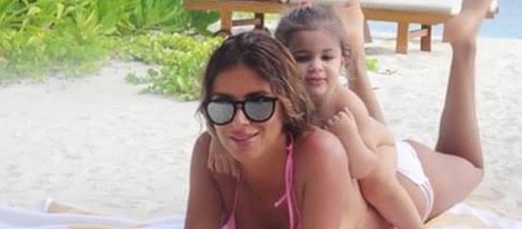 Daniella Semaan y su hija Lia disfrutando de la playa en vacaciones