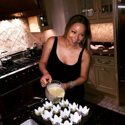 Mariah Carey haciendo pasteles