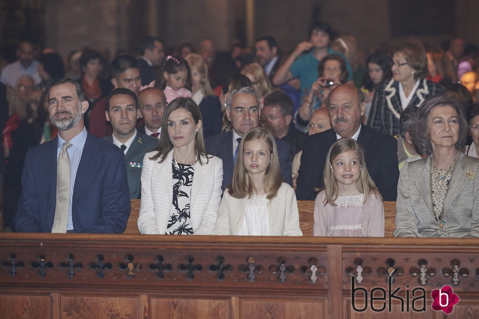Los Reyes Felipe y Letizia, la Princesa Leonor, la Infanta Sofía y la Reina Sofía durante la Misa de Pascua 2015