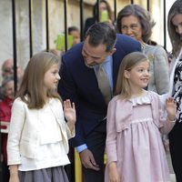 La Princesa Leonor y la Infanta Sofía saludando en la Misa de Pascua 2015